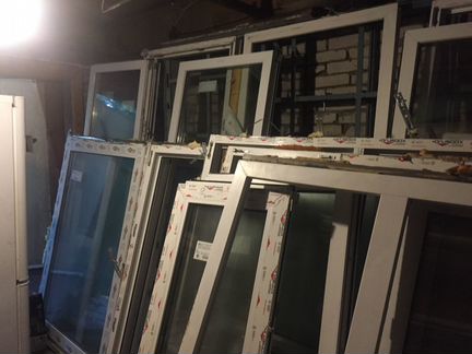 Пластиковые двери снятые с новостройки