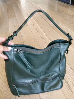 Вместительная зелёная сумка с множеством карманов