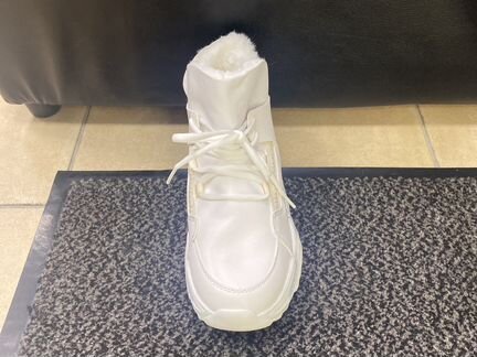 Женские кроссовки с мехом