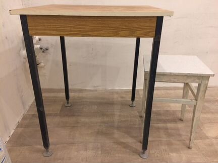 Стол и стулья