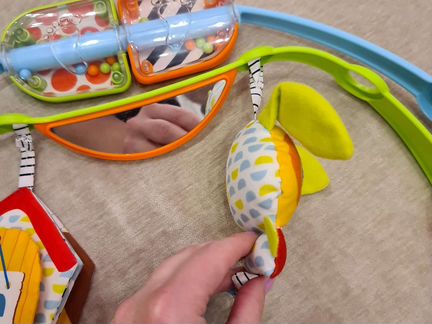 Развивающие игрушки. Дуга Tiny Love. Крути и пинай