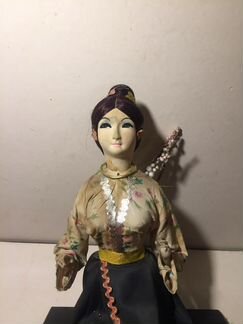 Кукла сидит на подставке Вьетнам винтаж