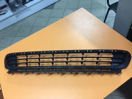 Решетка переднего бампера Фольксваген Гольф 2013