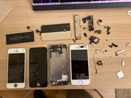 Два iPhone 5s в виде разобранного конструктора