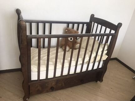 Детская кроватка с маятником Мозжга