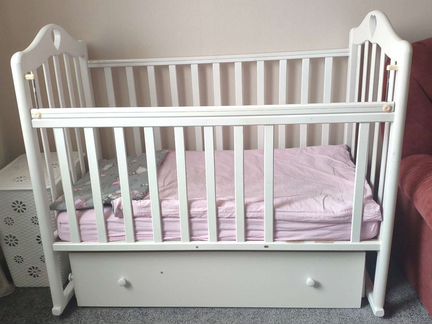 Кровать детская белая с маятником