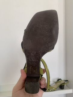 Лакированные босоножки цвета весенней зелени