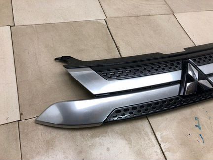 Решетка радиатора передняя Mitsubishi Outlander 3