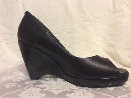 Кожаные чёрные итальянские туфли Tamaris