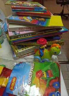 Детские книги, немного игрушек бесплатно отдам сег