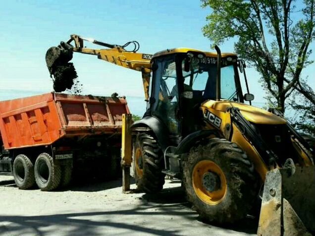Погрузка грунта экскаватор JCB.