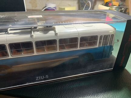 Зиу-5 троллейбус (1961-1969), белый/бирюза