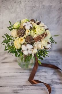 Букет невесты с хлопком, корицей и шишками