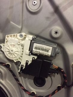 Мотор стеклоподъемника правый задний Шкода Октавия