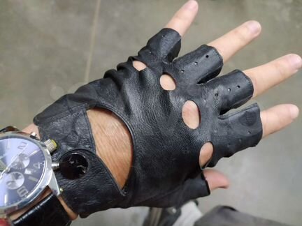 Кожаные перчатки и кожаные браслеты