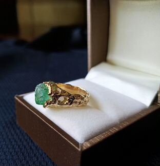 Золотое кольцо с природным изумрудом 2,4 карата