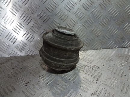 Опора подушка двигателя правая Мерседес 203