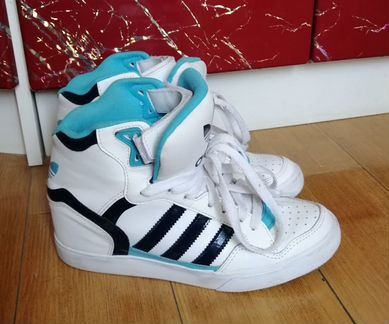 Кроссовки на танкетке