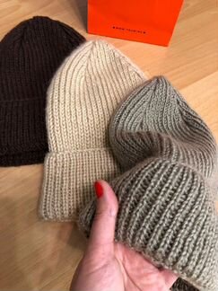 Шапка с отворотом с удлиненной красивой макушкой