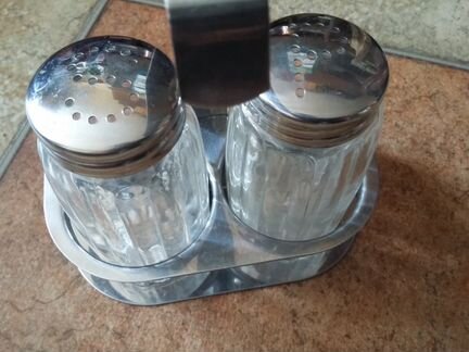 Солонка и перечница с подставкой