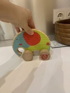 Развивающая игрушка-каталка из дерева