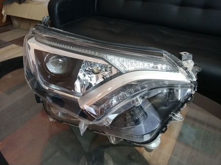 Фара правая Toyota RAV4 40 15-19 галоген