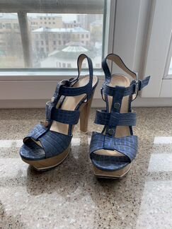 Босоножки Guess