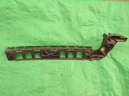 Направляющая заднего бампера 5E5807863 Шкода