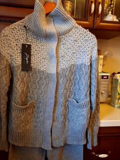 Новый вязанный костюм серого цвета